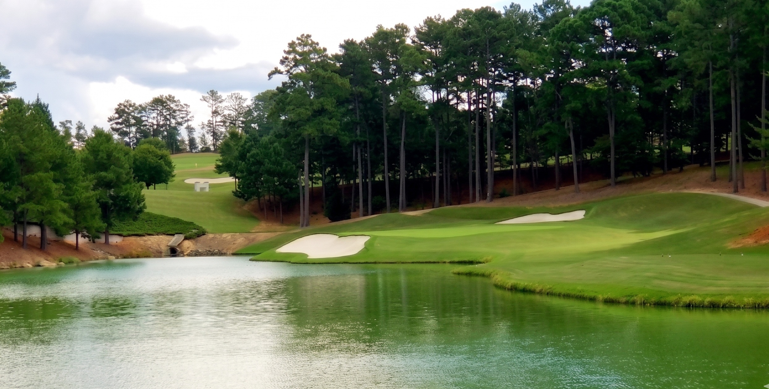 Curtis Strange designed golf course at Governors Towne Club in Acworth GA with water hazard and bunkers